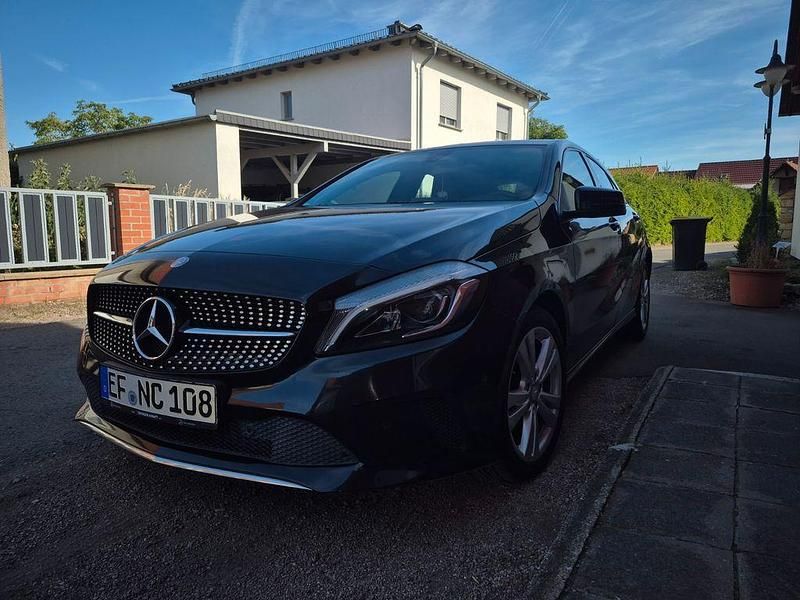 Schwarz Gebraucht 2015 Mercedes A160 Limousine | 11.200 € (Guter Preis) - Bild 1/4