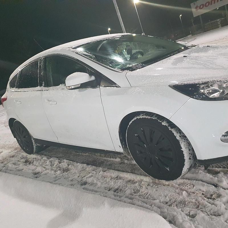 Gebraucht Ford Focus 101 PS (74 kW) 2012 Weiß Limousine