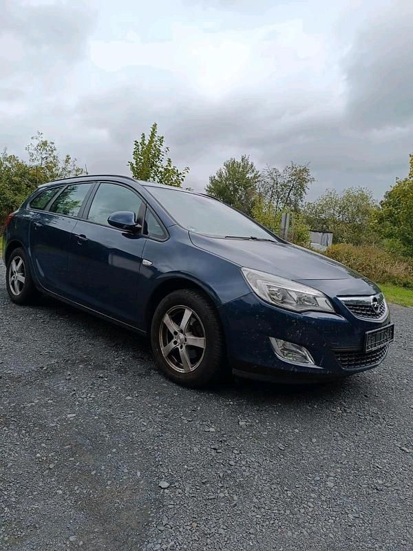 Blau Gebraucht 2012 Opel Astra Edition Kombi | 2.450 € - Bild 1/4