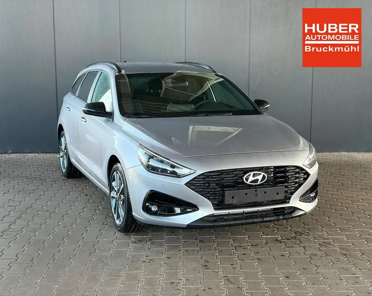 Neu Hyundai i30 Comfort 101 PS (74 kW) 2025 Shimmering silver Kombi