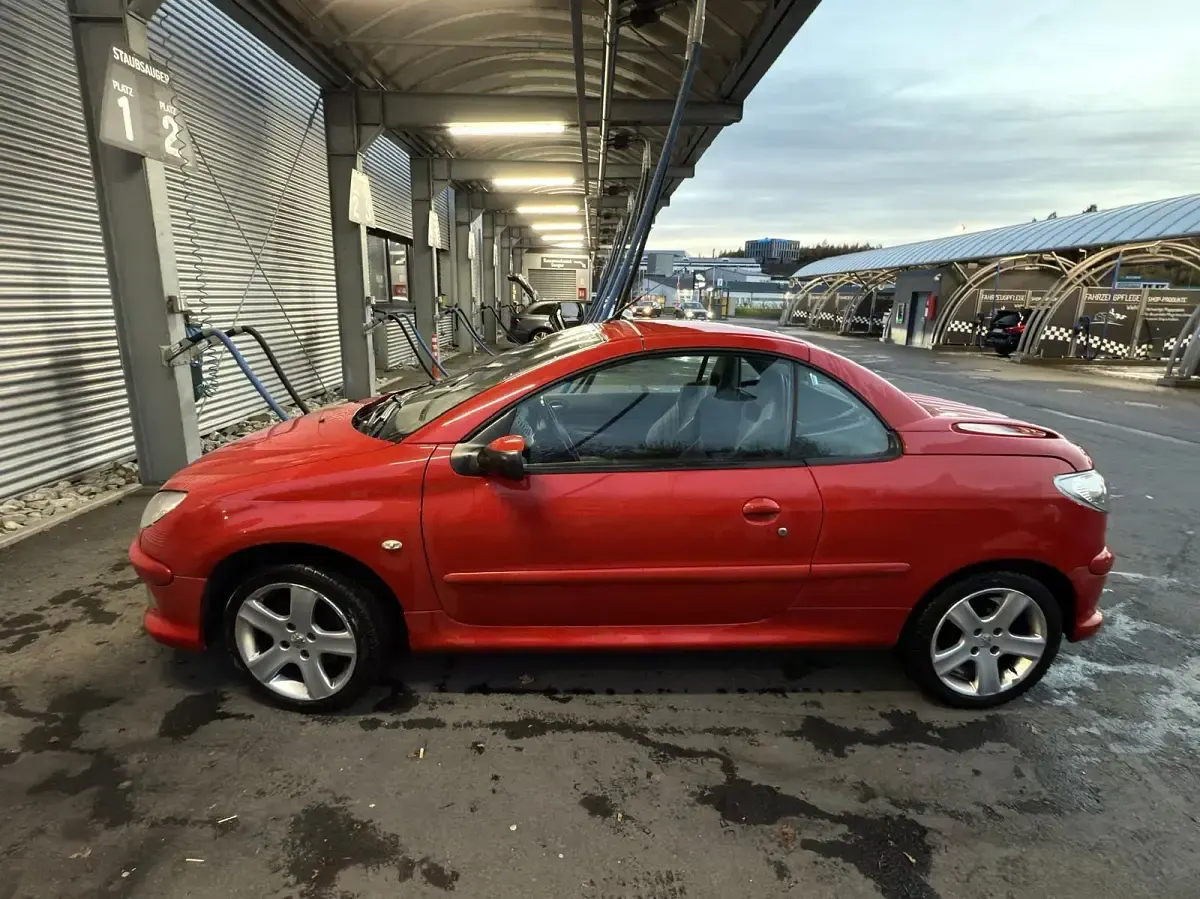 Gebraucht Peugeot 206 CC 109 PS (80 kW) 2005 Rot Cabrio