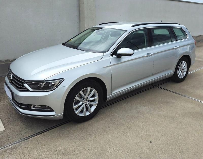 Silber Gebraucht 2018 VW Passat Comfortline Kombi | 17.300 € (Guter Preis) - Bild 1/4