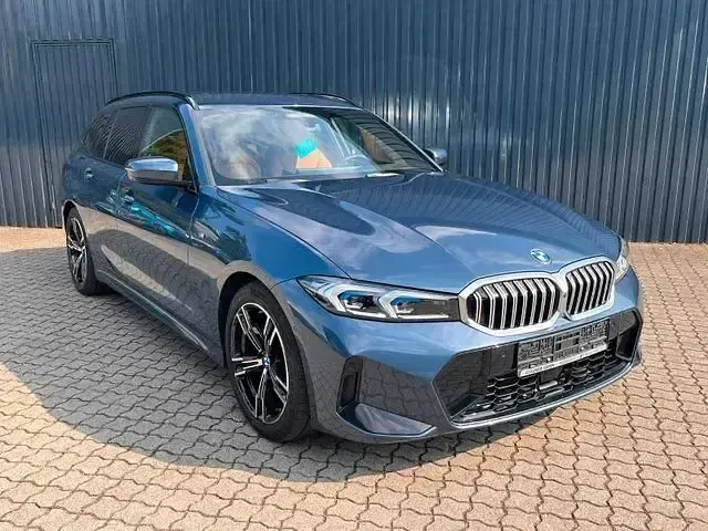 Gebraucht BMW 320 M Sport 190 PS (139 kW) 2025 Arctic race bluemetallic Kombi