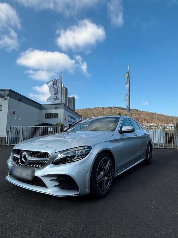 Silber Gebraucht 2019 Mercedes C180 AMG Limousine | 25.550 € - Bild 1/4
