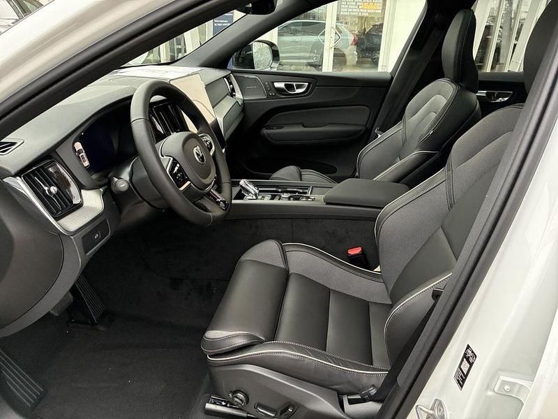 Neu Volvo XC60 Plus 250 PS (183 kW) 2025 Crystal white SUV