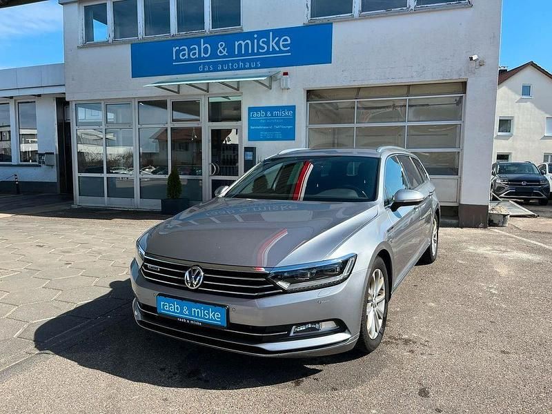 Silber Gebraucht 2018 VW Passat R-line Kombi | 15.490 € (Guter Preis) - Bild 1/4