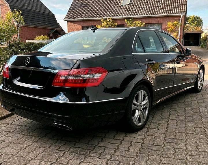 Schwarz Gebraucht 2013 Mercedes E200 Avantgarde Limousine | 15.999 € - Bild 1/4