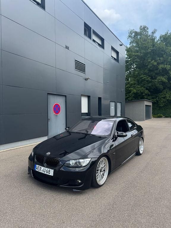 Schwarz Gebraucht 2009 BMW 330 M Sport Coupé | 10.799 € (Fairer Preis) - Bild 1/4