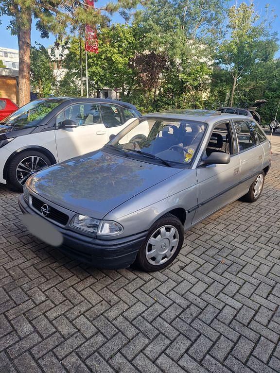 Silber Gebraucht 1996 Opel Astra Limousine | 1.100 € (Guter Preis) - Bild 1/4