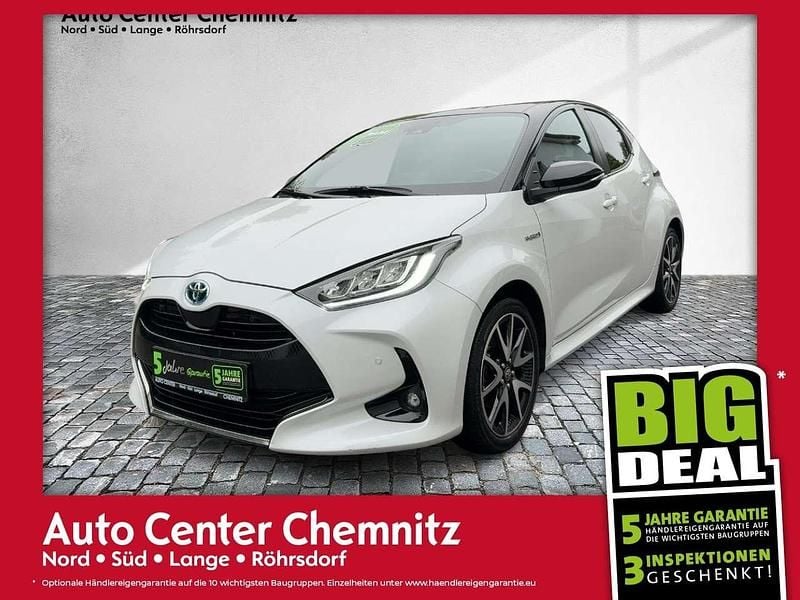 Platinum white pearl / black Gebraucht 2021 Toyota Yaris Hybrid Style Limousine | 15.947 € (Guter Preis) - Bild 1/4