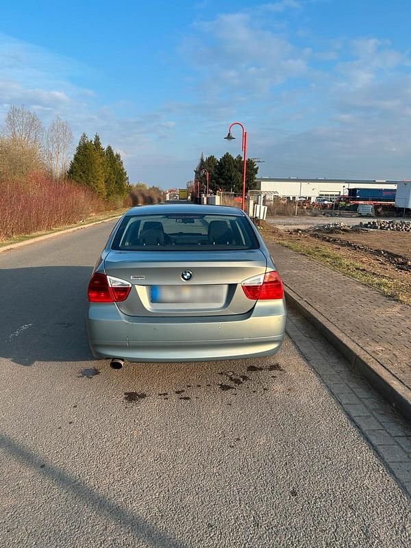 Gebraucht BMW 320 150 PS (110 kW) 2006 Blau Limousine