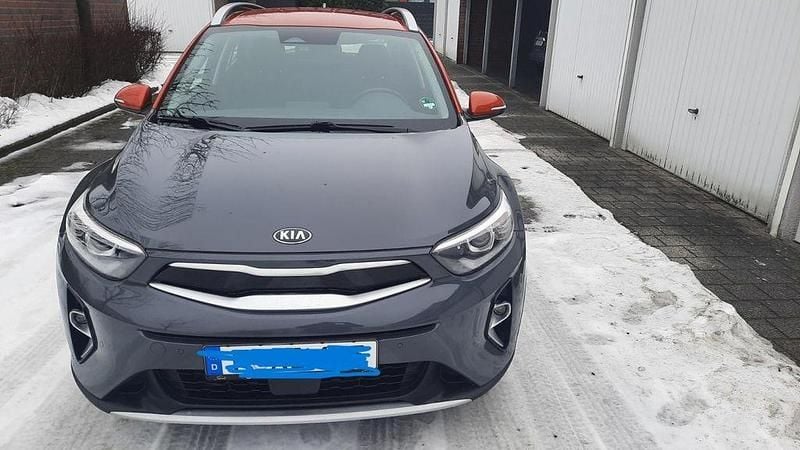 Grau Gebraucht 2021 Kia Stonic Spirit SUV | 13.800 € (Superpreis) - Bild 1/4
