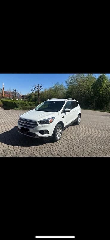 Weiß Gebraucht 2017 Ford Kuga Titanium SUV | 15.000 € (Etwas zu teuer) - Bild 1/4