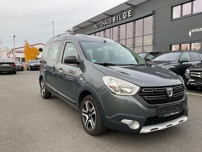 Grau Gebraucht 2018 Dacia Dokker Celebration Van / Kleinbus | 11.577 € (Fairer Preis) - Bild 1/4