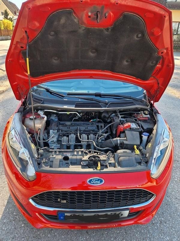 Gebraucht Ford Fiesta Celebration 82 PS (60 kW) 2016 Rot Kleinwagen