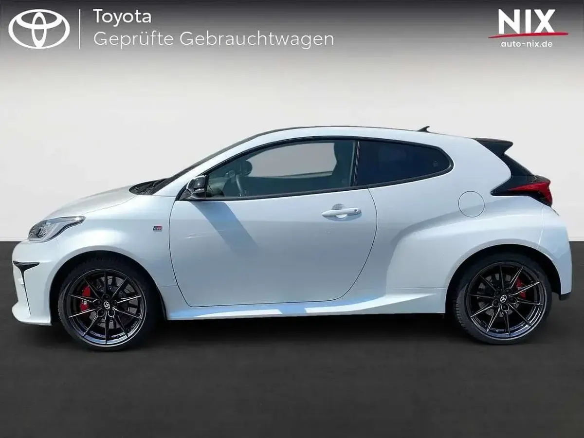 Gebraucht Toyota Yaris Basis 261 PS (191 kW) 2024 Platinumweiss perleffekt Kleinwagen