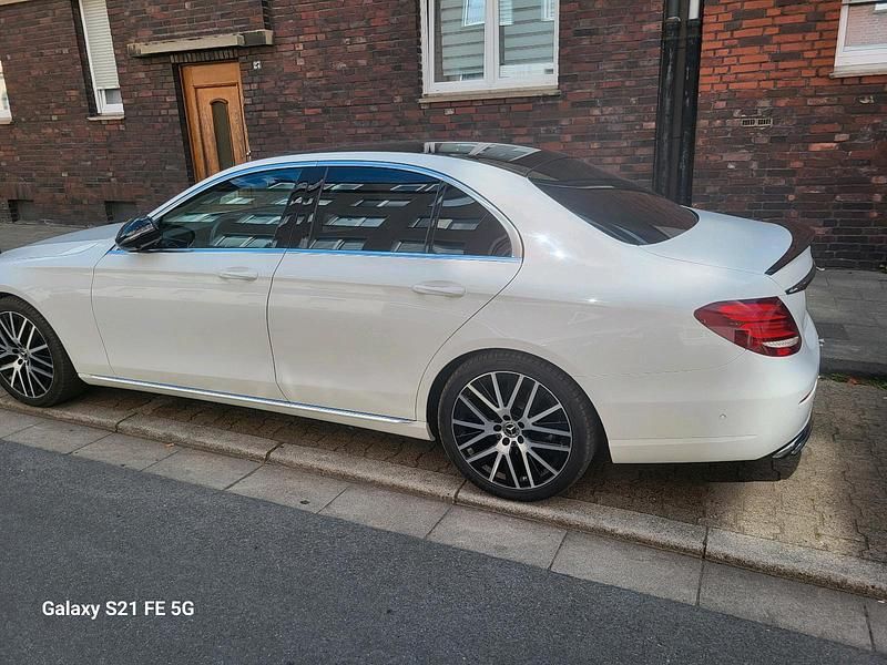 Weiß Gebraucht 2018 Mercedes E220 Limousine | 27.500 € (Guter Preis) - Bild 1/4