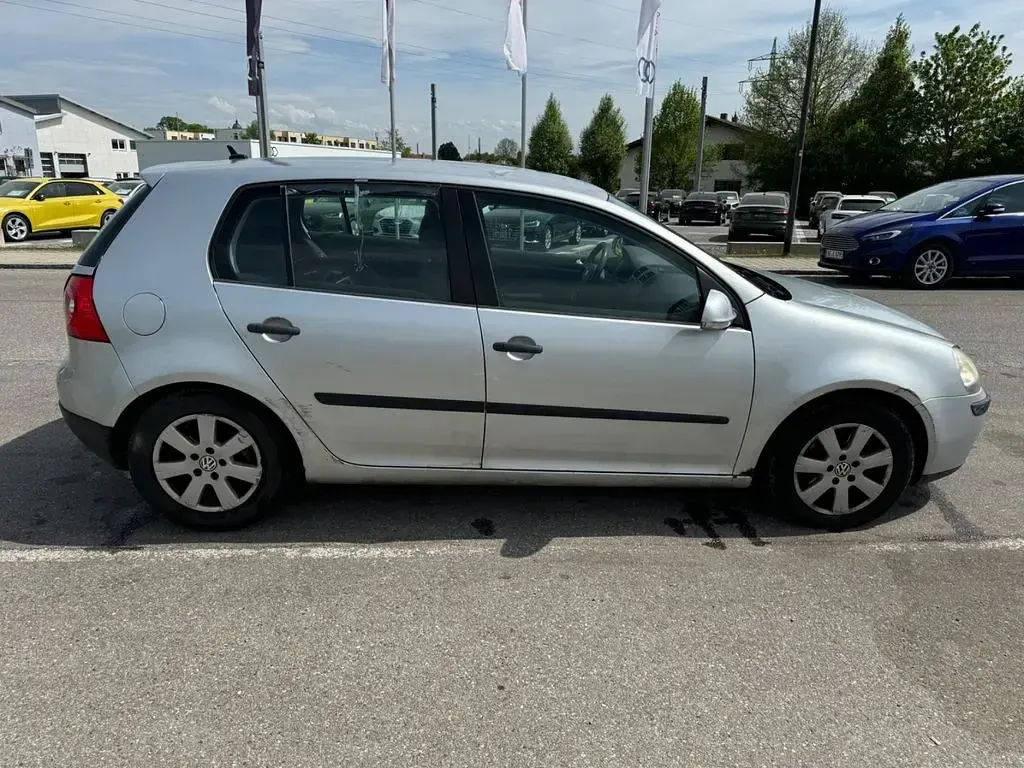 Second-hand VW Golf IV 102 CP (75 kW) 2004 Argintiu Berlinǎ