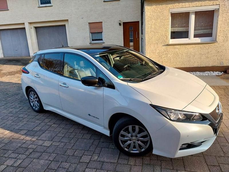 Weiß Gebraucht 2018 Nissan Leaf Tekna Kleinwagen | 13.500 € (Etwas zu teuer) - Bild 1/4