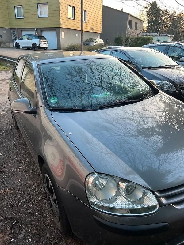 Grau Gebraucht 2005 VW Golf IV Kleinwagen | 1.600 € (Etwas zu teuer) - Bild 1/4