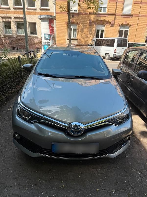 Silber Gebraucht 2018 Toyota Auris Hybrid Limousine | 15.000 € - Bild 1/4