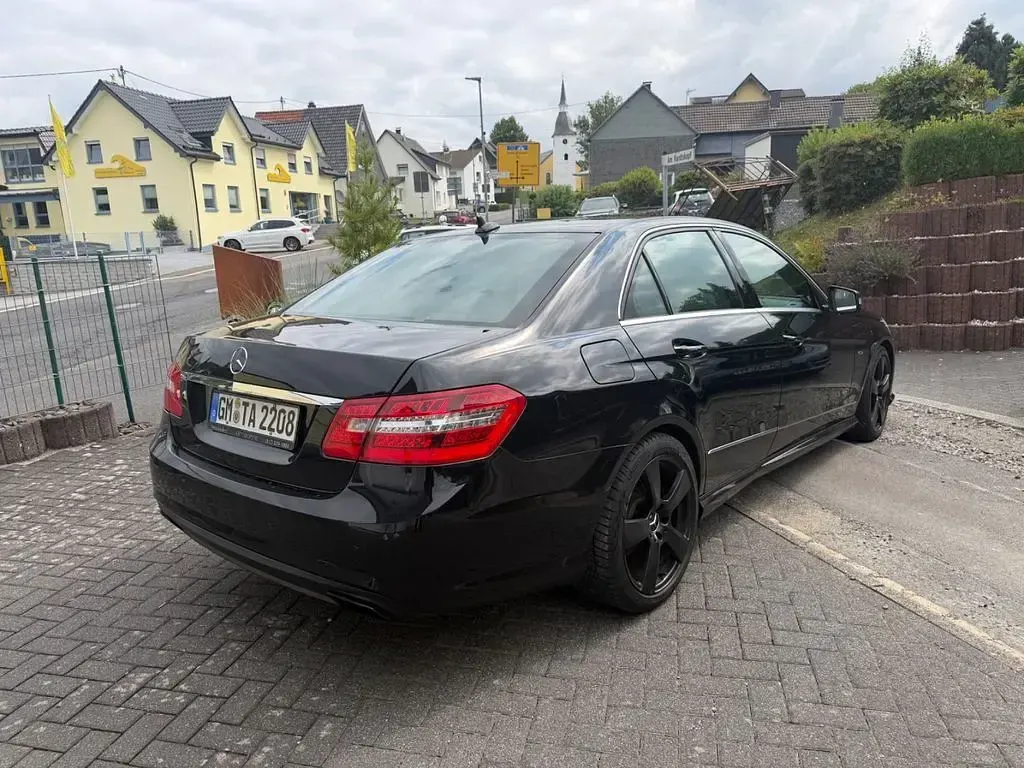 Gebraucht Mercedes E350 AMG 231 PS (169 kW) 2011 Schwarz Limousine