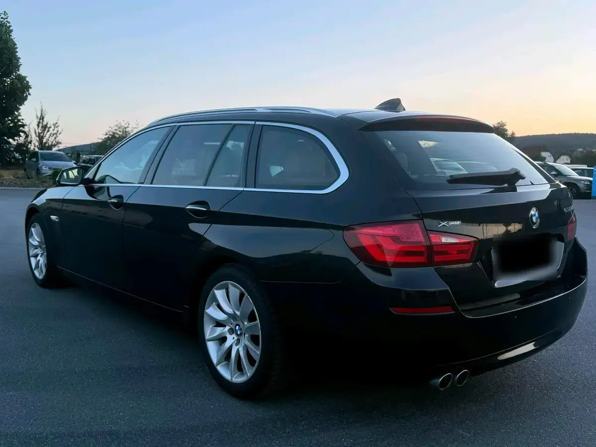 Gebraucht BMW 530 258 PS (189 kW) 2012 Schwarz Kombi