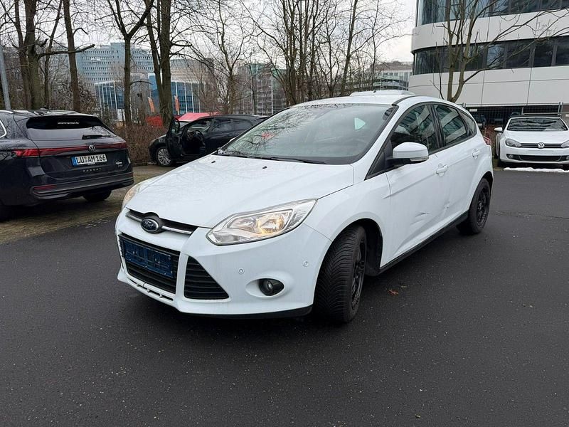 Gebraucht Ford Focus SYNC Edition 125 PS (91 kW) 2013 Frostweiß Kleinwagen