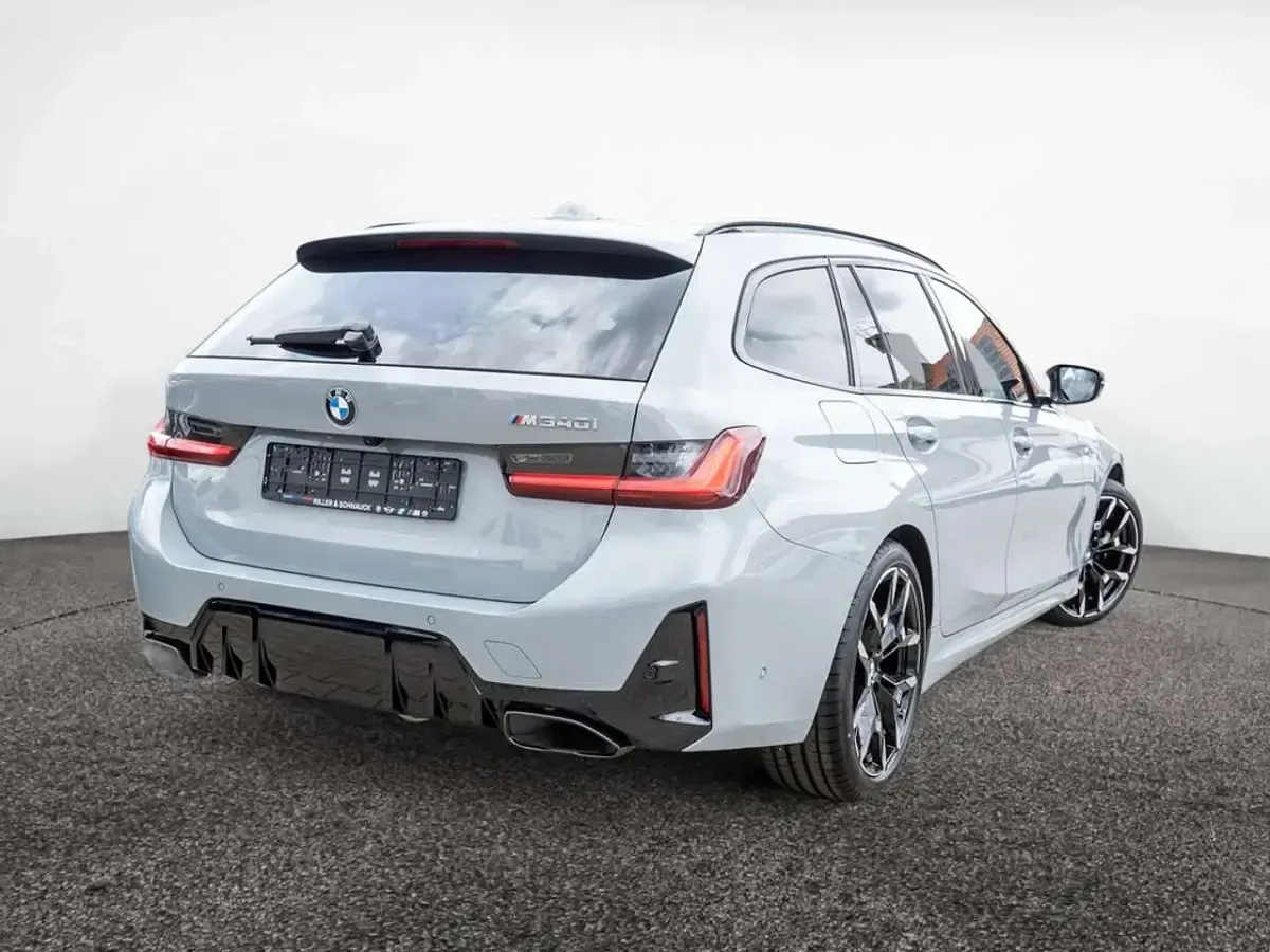 Gebraucht BMW 340 374 PS (275 kW) 2025 Brooklyn grey Kombi