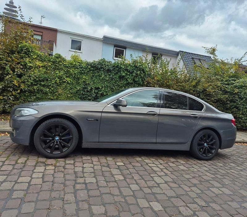 Grau Gebraucht 2011 BMW 520 Performance Limousine | 11.700 € (Etwas zu teuer) - Bild 1/4