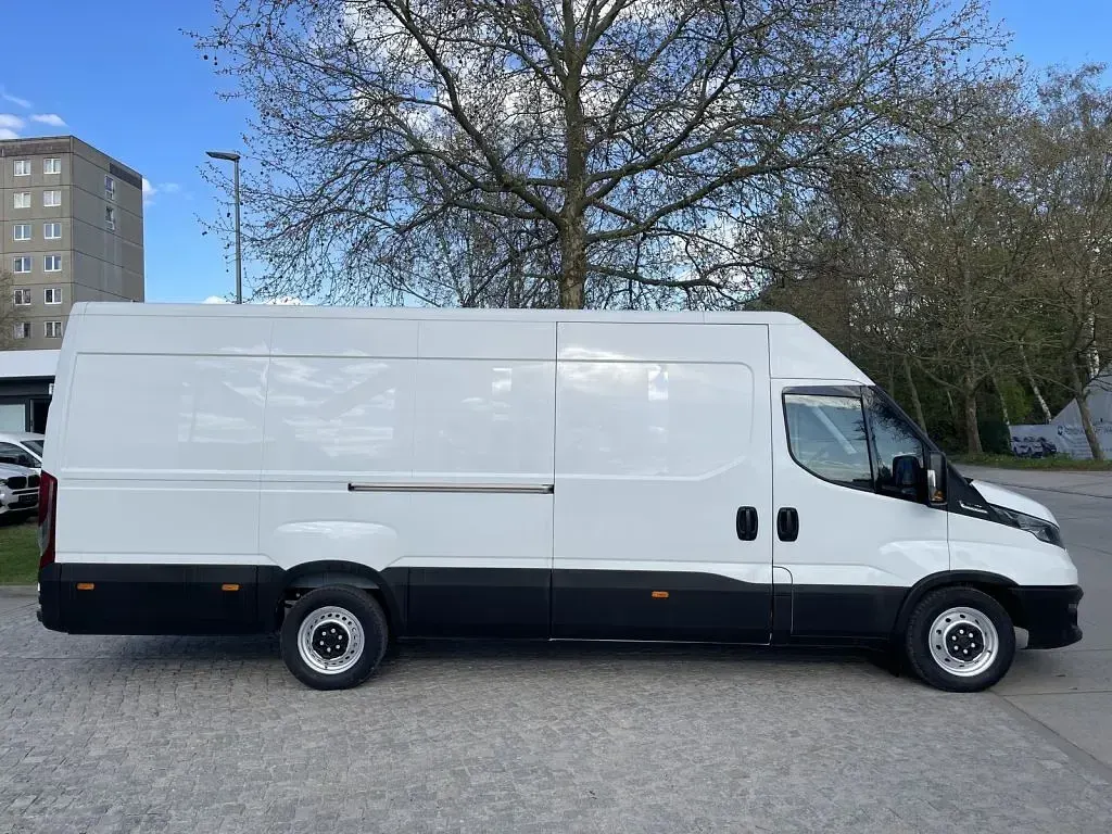 Second-hand Iveco Daily 156 CP (114 kW) 2021 Alb Van