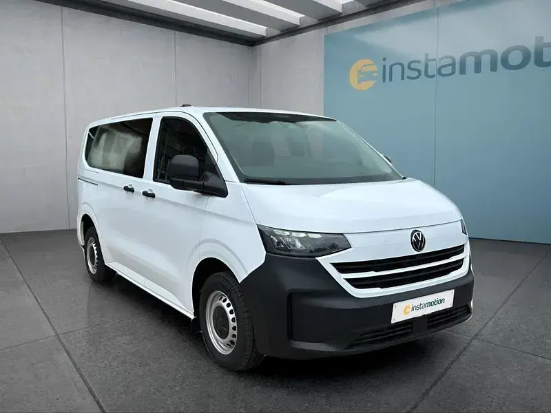Second-hand VW Multivan 150 CP (110 kW) 2025 Alb Monovolum
