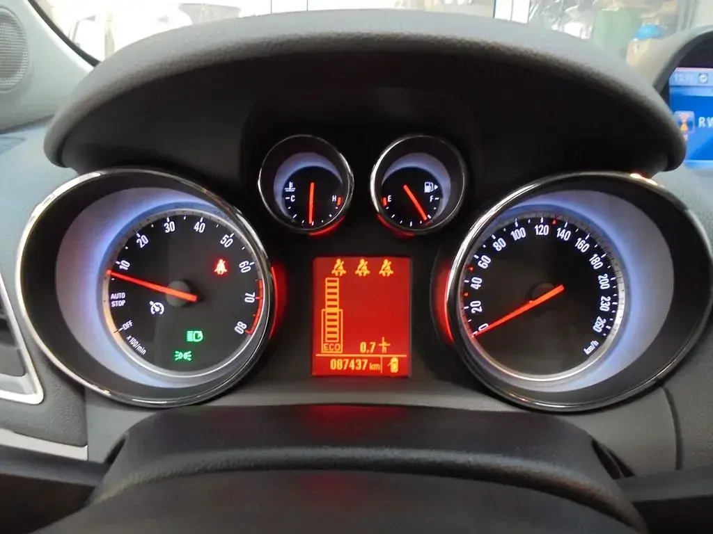 Gebraucht Opel Mokka Innovation 140 PS (102 kW) 2013 Weiß SUV