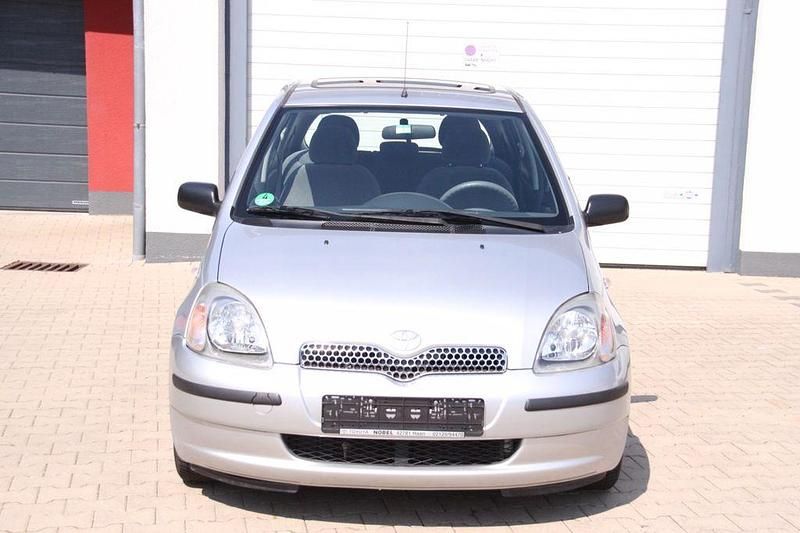Silber Gebraucht 2001 Toyota Yaris Sol Limousine | 3.990 € (Etwas zu teuer) - Bild 1/4