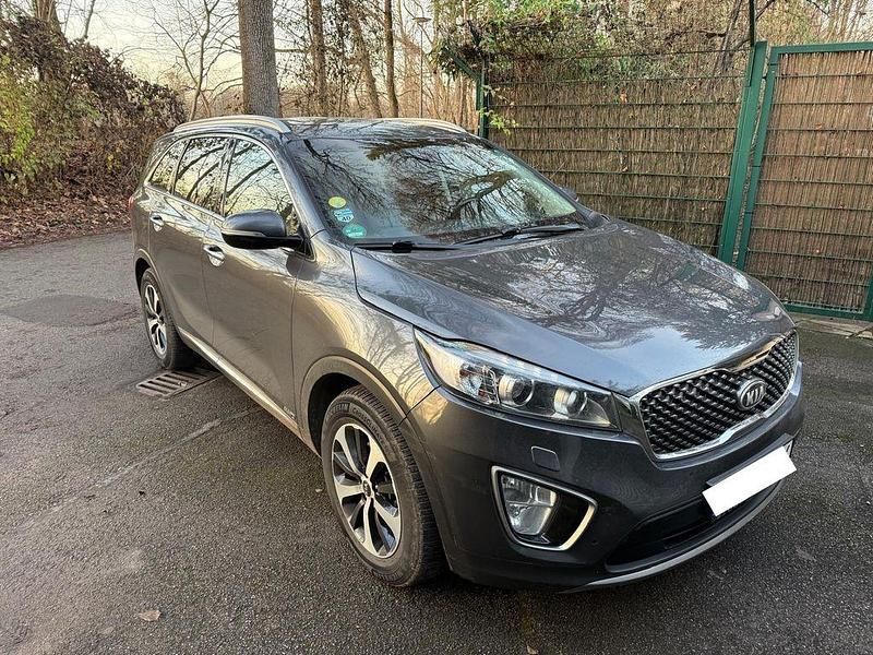 Grau Gebraucht 2015 Kia Sorento Spirit SUV | 16.900 € (Fairer Preis) - Bild 1/4
