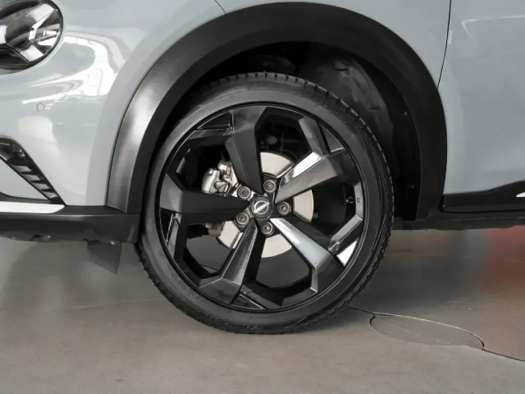 Gebraucht Nissan Juke 114 PS (83 kW) 2022 Ceramic grey/dach in black metallic (metallic) SUV