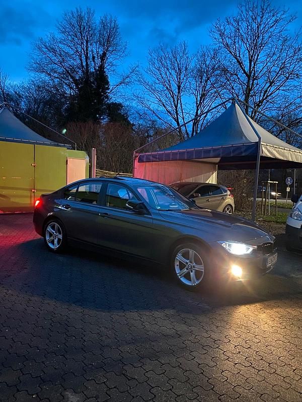 Gebraucht BMW 320 Sport Line 184 PS (135 kW) 2014 Braun Limousine