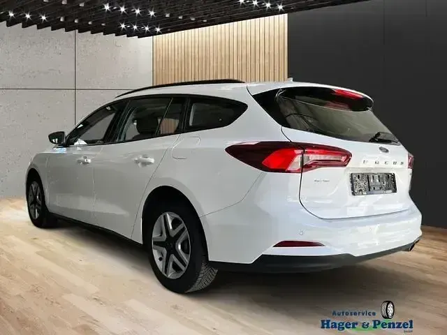 Używany Ford Focus Cool & Connect 125 KM (91 kW) 2022 Biały Sedan/Limuzyna