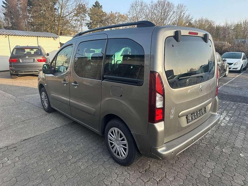 Gebraucht Peugeot TePee Allure 99 PS (72 kW) 2016 Lack nocciola/metalliclackier Kombi