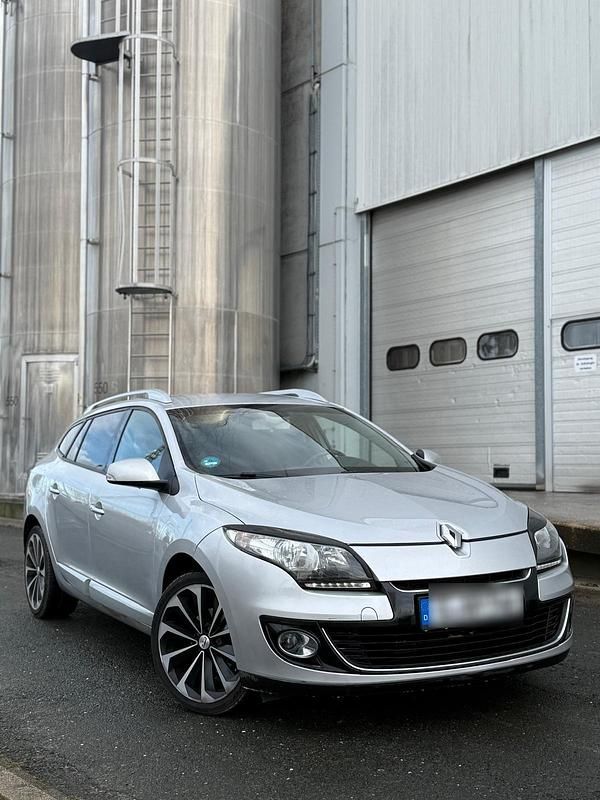 Silber Gebraucht 2013 Renault Mégane III Kombi | 6.299 € (Teuer) - Bild 1/4