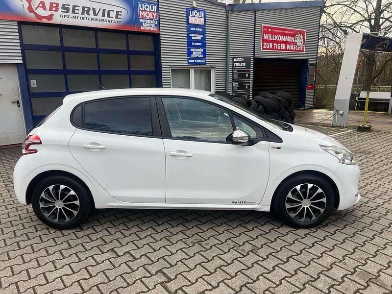 Weiß Gebraucht 2015 Peugeot 208 Style Kleinwagen | 5.999 € (Guter Preis) - Bild 1/4