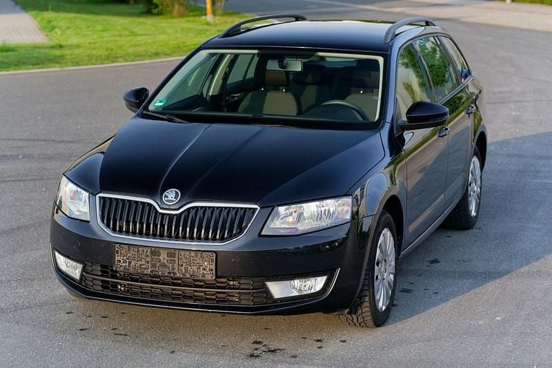 Schwarz Gebraucht 2013 Skoda Octavia Kombi | 3.999 € (Guter Preis) - Bild 1/4