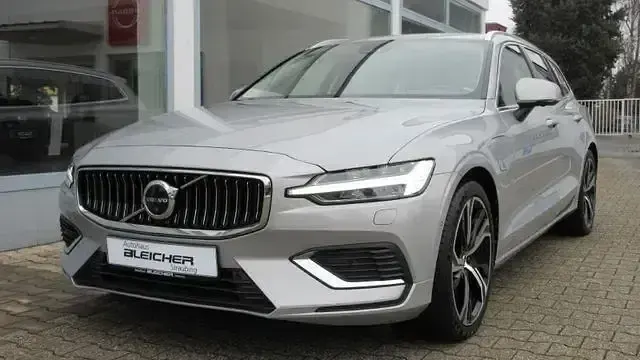 Gebraucht Volvo V60 Plus 335 PS (246 kW) 2023 735 silver dawn Kombi