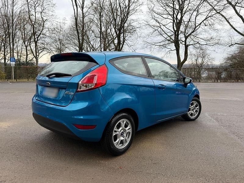 Gebraucht Ford Fiesta 95 PS (69 kW) 2015 Blau Kleinwagen