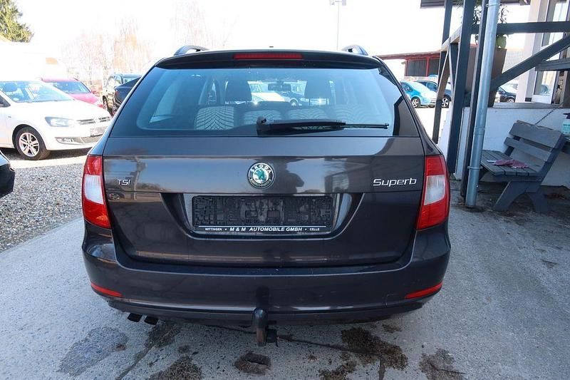 Gebraucht Skoda Superb Ambition 125 PS (91 kW) 2011 Braun Kombi