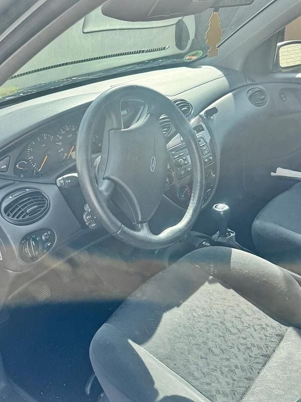 Gebraucht Ford Focus 115 PS (84 kW) 1999 Silber Kombi