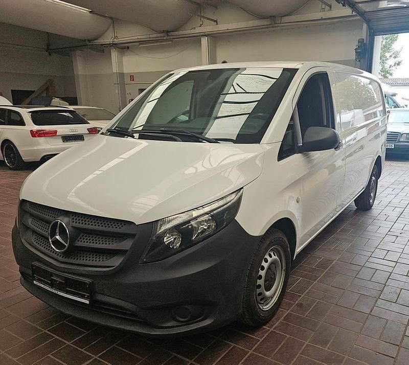 Weiß Gebraucht 2017 Mercedes Vito Van / Kleinbus | 10.999 € (Fairer Preis) - Bild 1/4