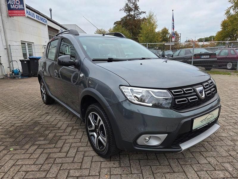 Gebraucht Dacia Sandero Celebration 90 PS (66 kW) 2018 Grau Limousine