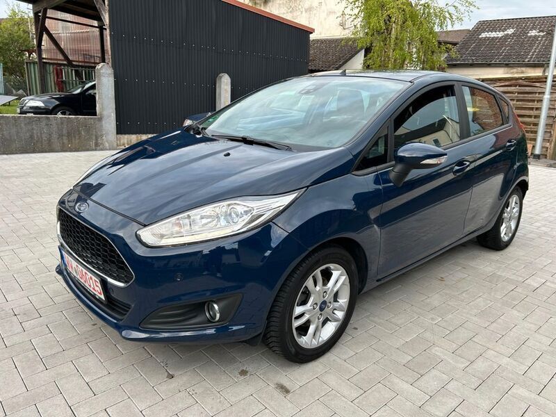 Blau Gebraucht 2016 Ford Fiesta Celebration Kleinwagen | 5.900 € (Guter Preis) - Bild 1/4