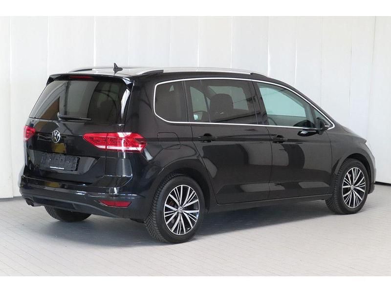 Gebraucht VW Touran Highline 150 PS (110 kW) 2023 Schwarz Van / Kleinbus